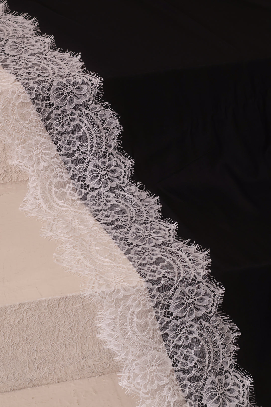 Noir Ivory - Lace Modal