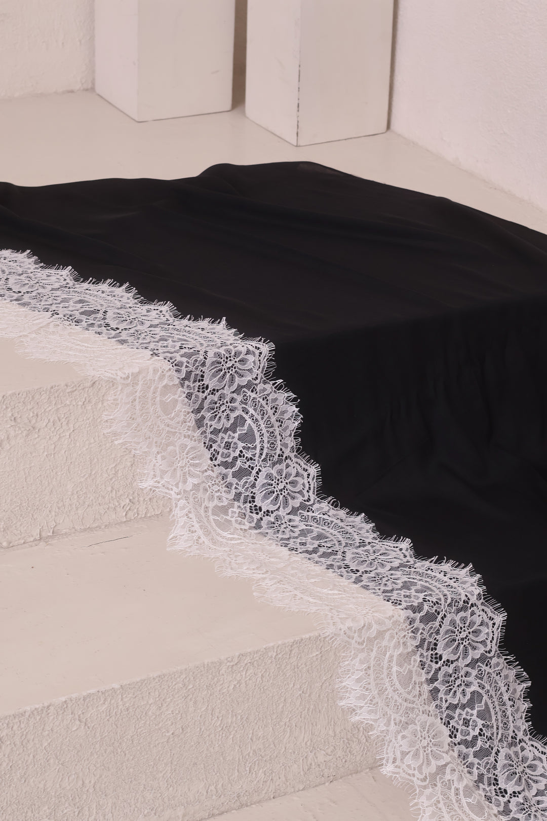 Noir Ivory - Lace Modal